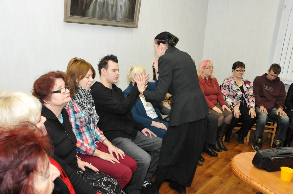 13. janvārī ar ASV vēstniecības atbalstu Liepājas Universitātē viesojās amerikāņu aktrise un dramaturģe Leslija Ora ar izrādi "Roku rokā".

Leslija Ora ir vājredzīga, un viņas izrāde palīdz izprast to, ka pasauli uztver cilvēki ar īpašām...
Autors: ReKurZeme, portāls