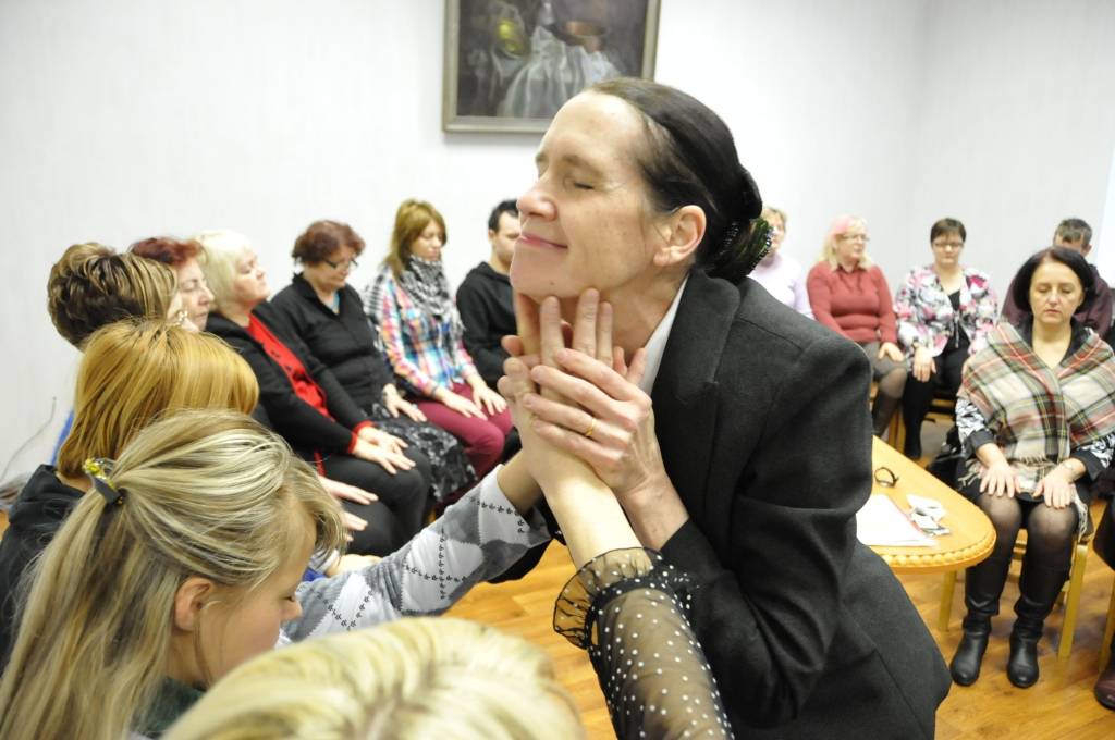 13. janvārī ar ASV vēstniecības atbalstu Liepājas Universitātē viesojās amerikāņu aktrise un dramaturģe Leslija Ora ar izrādi "Roku rokā".

Leslija Ora ir vājredzīga, un viņas izrāde palīdz izprast to, ka pasauli uztver cilvēki ar īpašām...
Autors: ReKurZeme, portāls