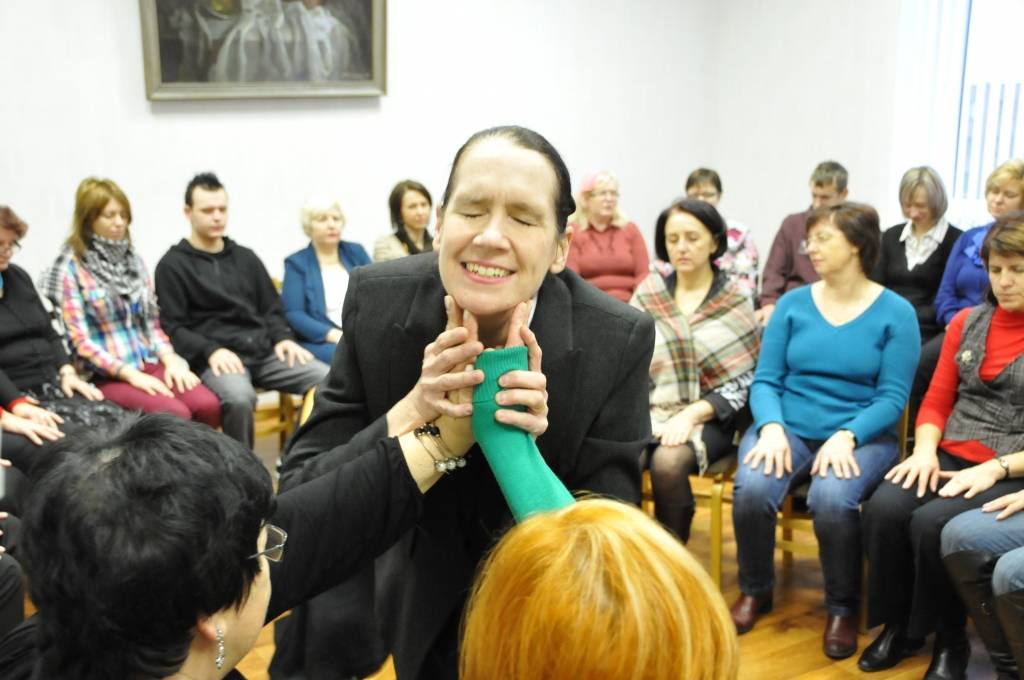 13. janvārī ar ASV vēstniecības atbalstu Liepājas Universitātē viesojās amerikāņu aktrise un dramaturģe Leslija Ora ar izrādi "Roku rokā".

Leslija Ora ir vājredzīga, un viņas izrāde palīdz izprast to, ka pasauli uztver cilvēki ar īpašām...
Autors: ReKurZeme, portāls