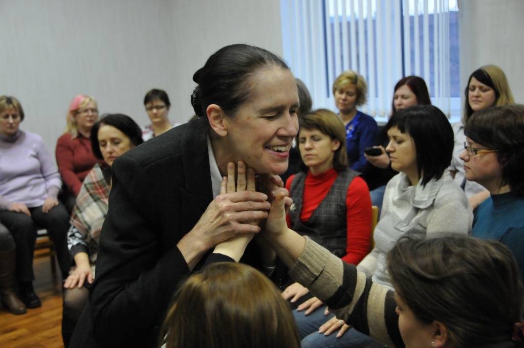 13. janvārī ar ASV vēstniecības atbalstu Liepājas Universitātē viesojās amerikāņu aktrise un dramaturģe Leslija Ora ar izrādi "Roku rokā".

Leslija Ora ir vājredzīga, un viņas izrāde palīdz izprast to, ka pasauli uztver cilvēki ar īpašām...
Autors: ReKurZeme, portāls