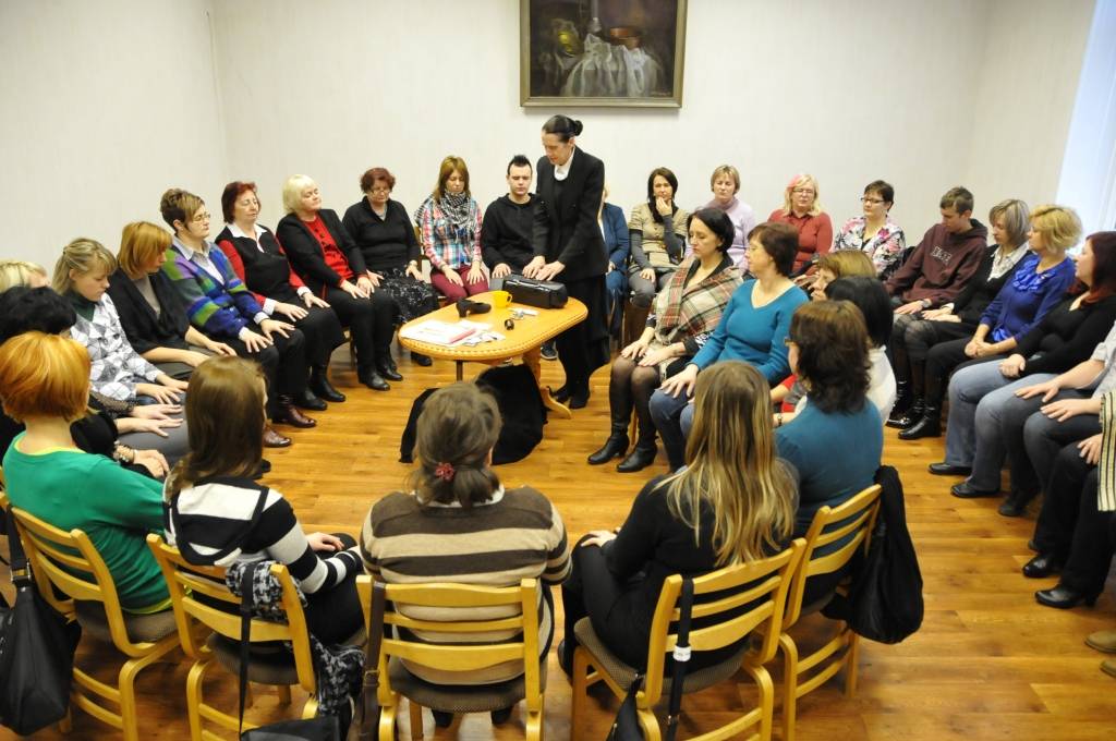13. janvārī ar ASV vēstniecības atbalstu Liepājas Universitātē viesojās amerikāņu aktrise un dramaturģe Leslija Ora ar izrādi "Roku rokā".

Leslija Ora ir vājredzīga, un viņas izrāde palīdz izprast to, ka pasauli uztver cilvēki ar īpašām...
Autors: ReKurZeme, portāls