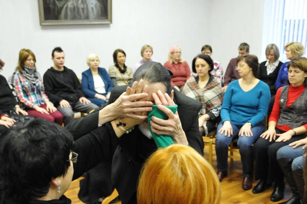 13. janvārī ar ASV vēstniecības atbalstu Liepājas Universitātē viesojās amerikāņu aktrise un dramaturģe Leslija Ora ar izrādi "Roku rokā".

Leslija Ora ir vājredzīga, un viņas izrāde palīdz izprast to, ka pasauli uztver cilvēki ar īpašām...
Autors: ReKurZeme, portāls
