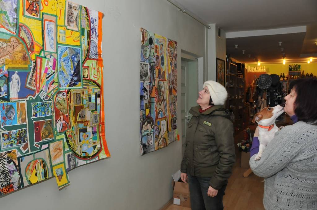 Aizputes mākslas galerijā "Mētras māja" skatāma Pētera Taukuļa personālizstāde "Garāmgājēji".
Autors: ReKurZeme, portāls