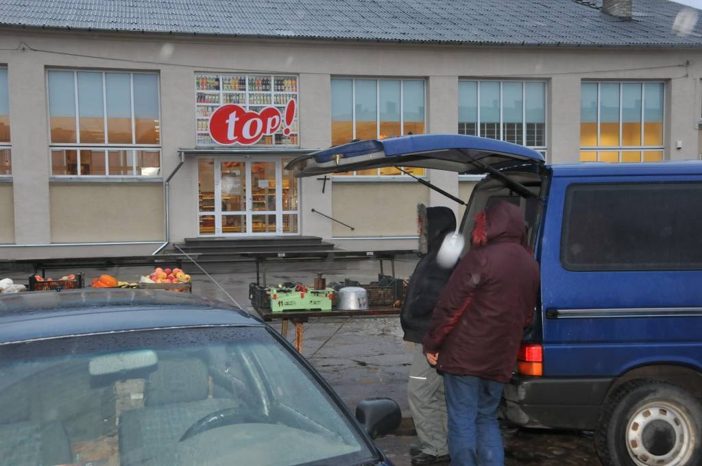 Annas tirgus mainījis gan vizuālo tēlu, gan saturu. Zem izremontētā paviljona pircējus gaida "Top" veikals, bet laukumā rosās daži pārdevēji.
Plašāk par pārmaiņām lasiet "Kursas Laika" 6. janvāra numurā.
Autors: ReKurZeme, portāls