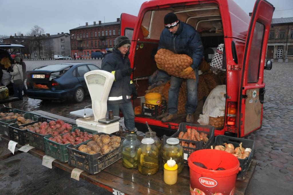 Annas tirgus mainījis gan vizuālo tēlu, gan saturu. Zem izremontētā paviljona pircējus gaida "Top" veikals, bet laukumā rosās daži pārdevēji.
Plašāk par pārmaiņām lasiet "Kursas Laika" 6. janvāra numurā.
Autors: ReKurZeme, portāls