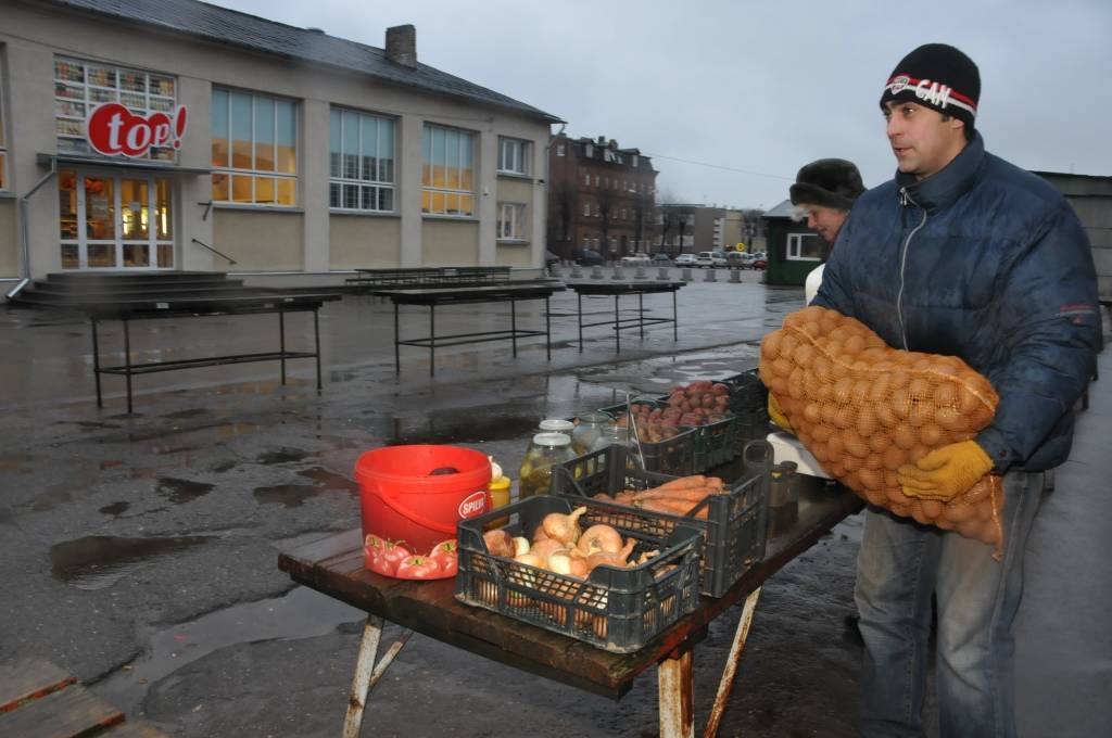Annas tirgus mainījis gan vizuālo tēlu, gan saturu. Zem izremontētā paviljona pircējus gaida "Top" veikals, bet laukumā rosās daži pārdevēji.
Plašāk par pārmaiņām lasiet "Kursas Laika" 6. janvāra numurā.
Autors: ReKurZeme, portāls