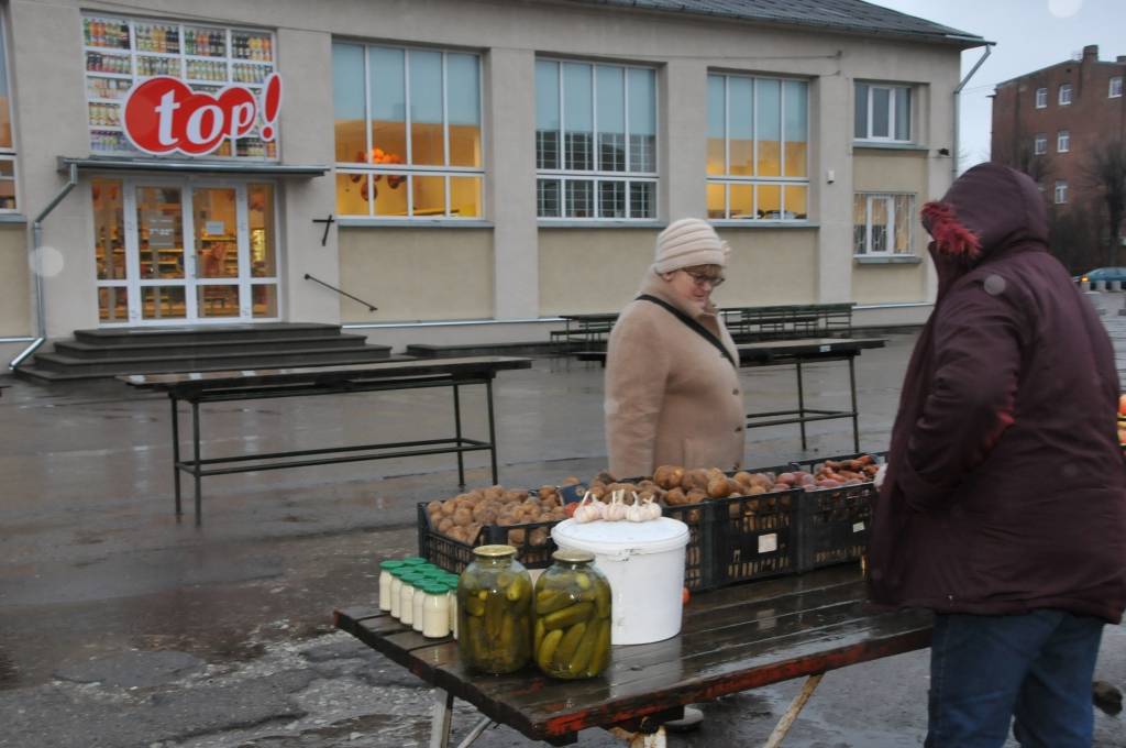 Annas tirgus mainījis gan vizuālo tēlu, gan saturu. Zem izremontētā paviljona pircējus gaida "Top" veikals, bet laukumā rosās daži pārdevēji.
Plašāk par pārmaiņām lasiet "Kursas Laika" 6. janvāra numurā.
Autors: ReKurZeme, portāls