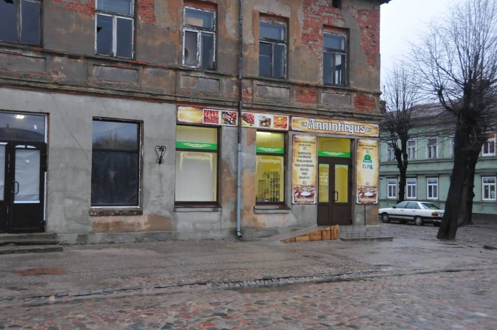 Annas tirgus mainījis gan vizuālo tēlu, gan saturu. Zem izremontētā paviljona pircējus gaida "Top" veikals, bet laukumā rosās daži pārdevēji.
Plašāk par pārmaiņām lasiet "Kursas Laika" 6. janvāra numurā.
Autors: ReKurZeme, portāls