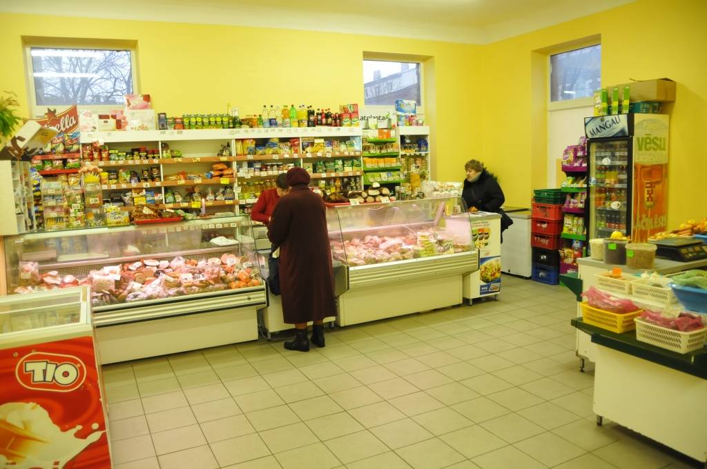 Annas tirgus mainījis gan vizuālo tēlu, gan saturu. Zem izremontētā paviljona pircējus gaida "Top" veikals, bet laukumā rosās daži pārdevēji.
Plašāk par pārmaiņām lasiet "Kursas Laika" 6. janvāra numurā.
Autors: ReKurZeme, portāls
