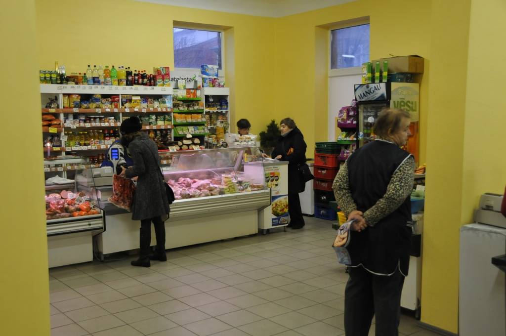 Annas tirgus mainījis gan vizuālo tēlu, gan saturu. Zem izremontētā paviljona pircējus gaida "Top" veikals, bet laukumā rosās daži pārdevēji.
Plašāk par pārmaiņām lasiet "Kursas Laika" 6. janvāra numurā.
Autors: ReKurZeme, portāls