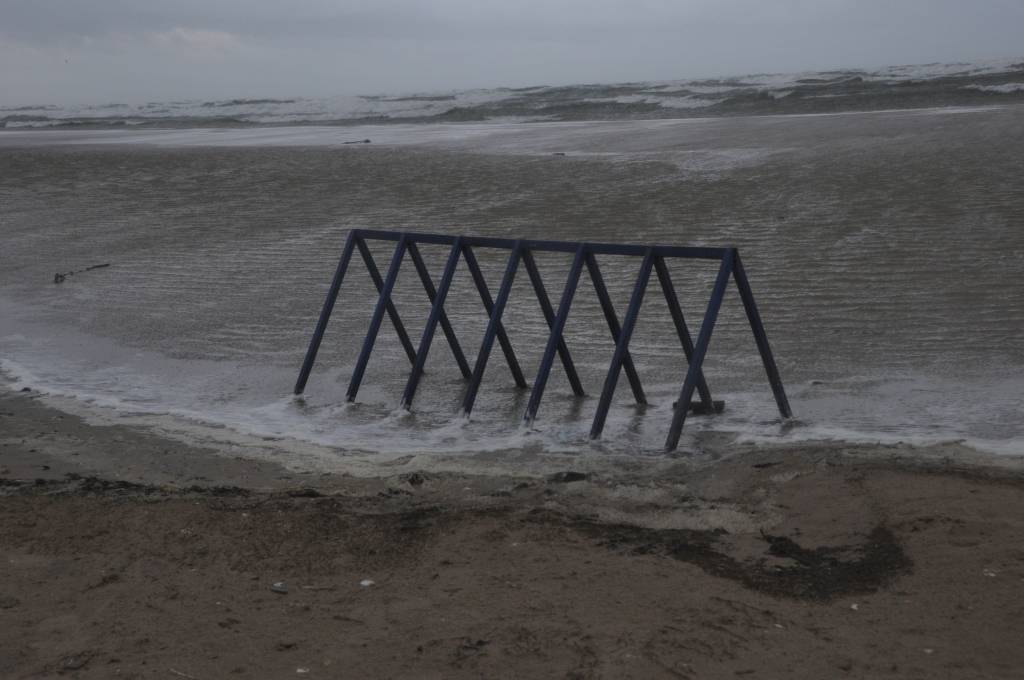 Aizvadītajā diennaktī Liepāju skārusi nu jau kārtējā šīs "ziemas" vētra. Vējš brāzmās pastiprinājās pat līdz 27 metriem sekundē. Liepājā, jūrā viļņi sitās pa Dienvidu mola akmeņiem, bet jūra aizstiepusies gandrīz līdz kāpām.
Autors: ReKurZeme, portāls