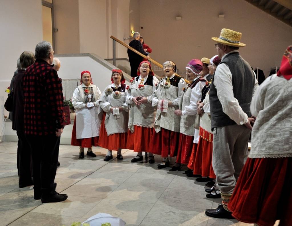 Nīcas etnogrāfiskais ansamblis ar sagatavoto programmu "Maizes ceļš" 16. februārī kuplināja izstādi Radošajā darbnīcā "Maize. Identitāte?", kas notika Rīgā, Latvijas Nacionālā mākslas muzeja izstāžu zālē "Arsenāls".
Nīcenieki maizes...
Autors: ReKurZeme, portāls