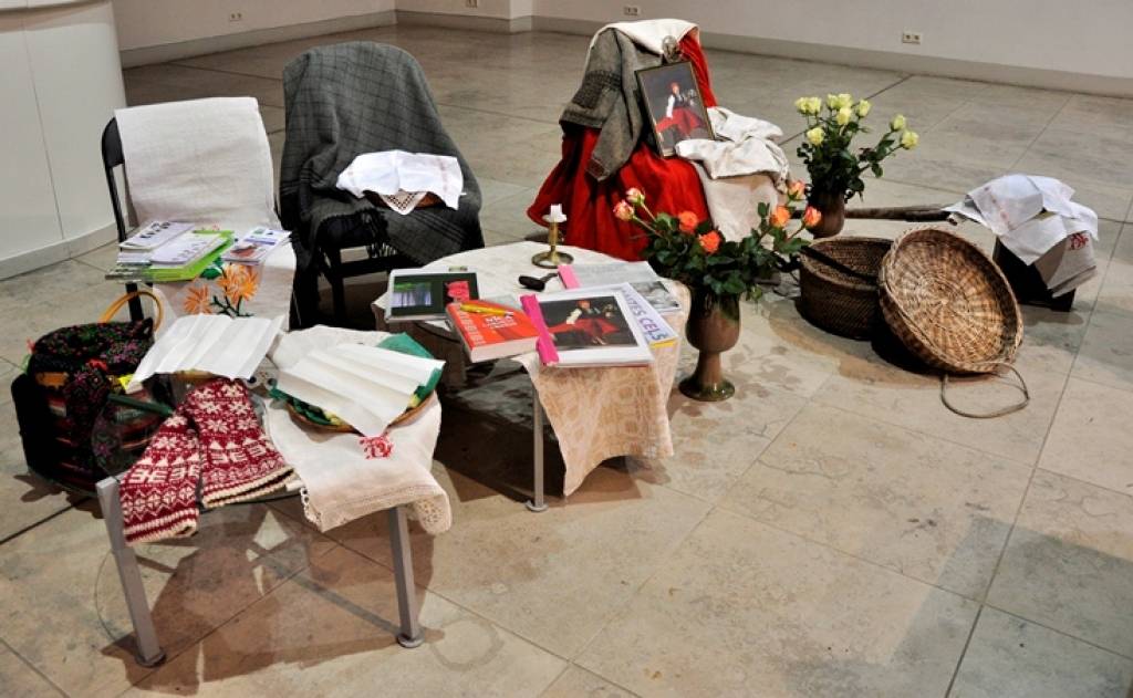 Nīcas etnogrāfiskais ansamblis ar sagatavoto programmu "Maizes ceļš" 16. februārī kuplināja izstādi Radošajā darbnīcā "Maize. Identitāte?", kas notika Rīgā, Latvijas Nacionālā mākslas muzeja izstāžu zālē "Arsenāls".
Nīcenieki maizes...
Autors: ReKurZeme, portāls