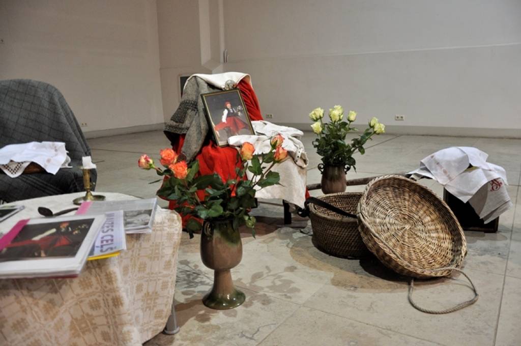 Nīcas etnogrāfiskais ansamblis ar sagatavoto programmu "Maizes ceļš" 16. februārī kuplināja izstādi Radošajā darbnīcā "Maize. Identitāte?", kas notika Rīgā, Latvijas Nacionālā mākslas muzeja izstāžu zālē "Arsenāls".
Nīcenieki maizes...
Autors: ReKurZeme, portāls