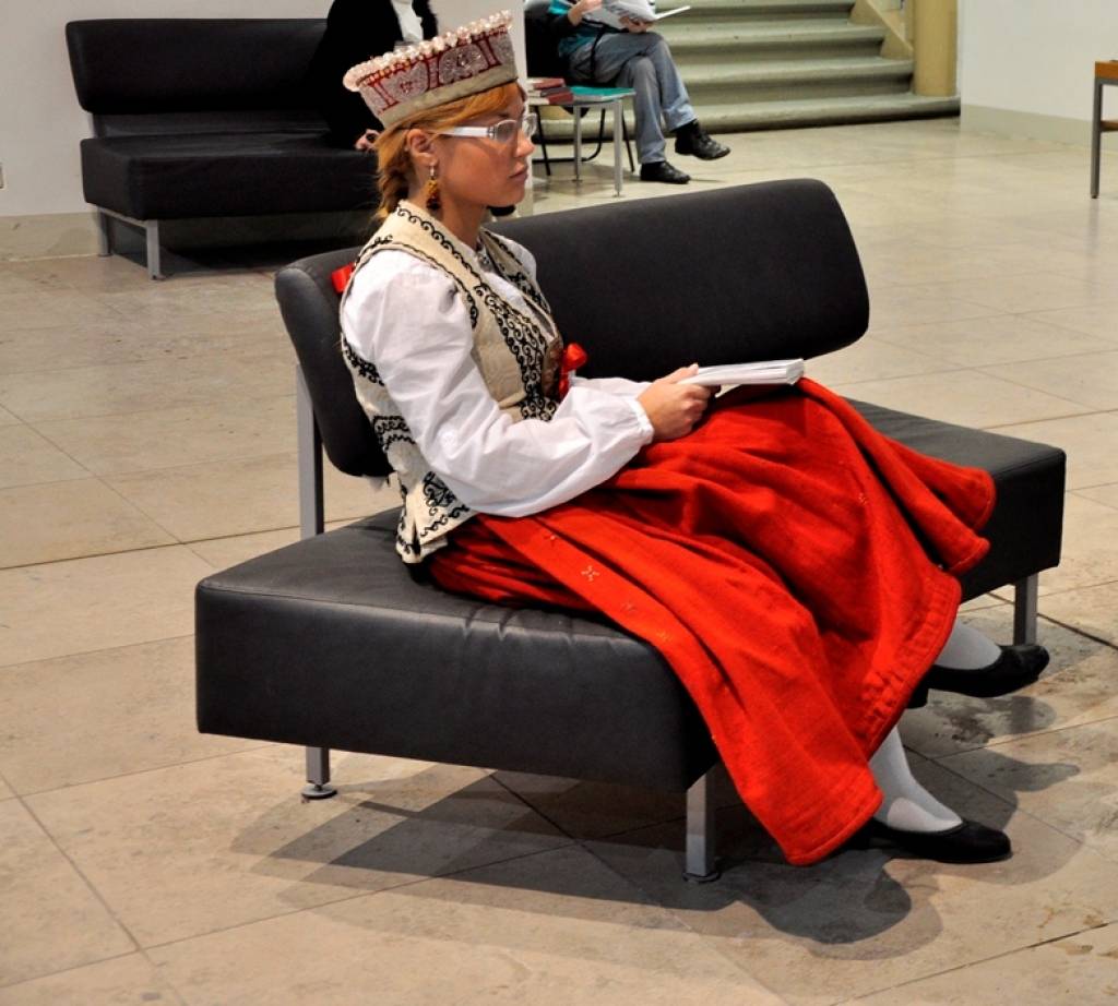 Nīcas etnogrāfiskais ansamblis ar sagatavoto programmu "Maizes ceļš" 16. februārī kuplināja izstādi Radošajā darbnīcā "Maize. Identitāte?", kas notika Rīgā, Latvijas Nacionālā mākslas muzeja izstāžu zālē "Arsenāls".
Nīcenieki maizes...
Autors: ReKurZeme, portāls
