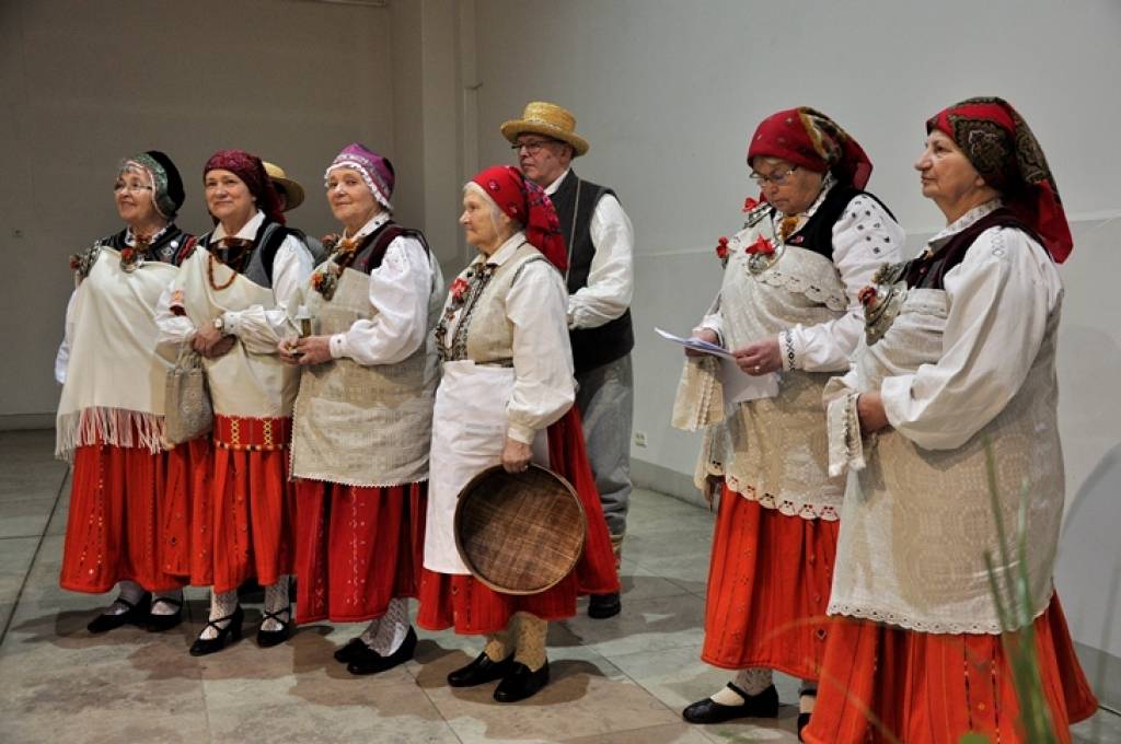 Nīcas etnogrāfiskais ansamblis ar sagatavoto programmu "Maizes ceļš" 16. februārī kuplināja izstādi Radošajā darbnīcā "Maize. Identitāte?", kas notika Rīgā, Latvijas Nacionālā mākslas muzeja izstāžu zālē "Arsenāls".
Nīcenieki maizes...
Autors: ReKurZeme, portāls