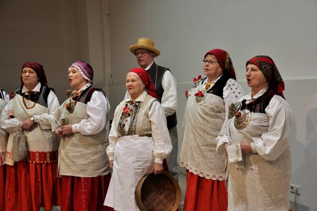 Nīcas etnogrāfiskais ansamblis ar sagatavoto programmu "Maizes ceļš" 16. februārī kuplināja izstādi Radošajā darbnīcā "Maize. Identitāte?", kas notika Rīgā, Latvijas Nacionālā mākslas muzeja izstāžu zālē "Arsenāls".
Nīcenieki maizes...
Autors: ReKurZeme, portāls