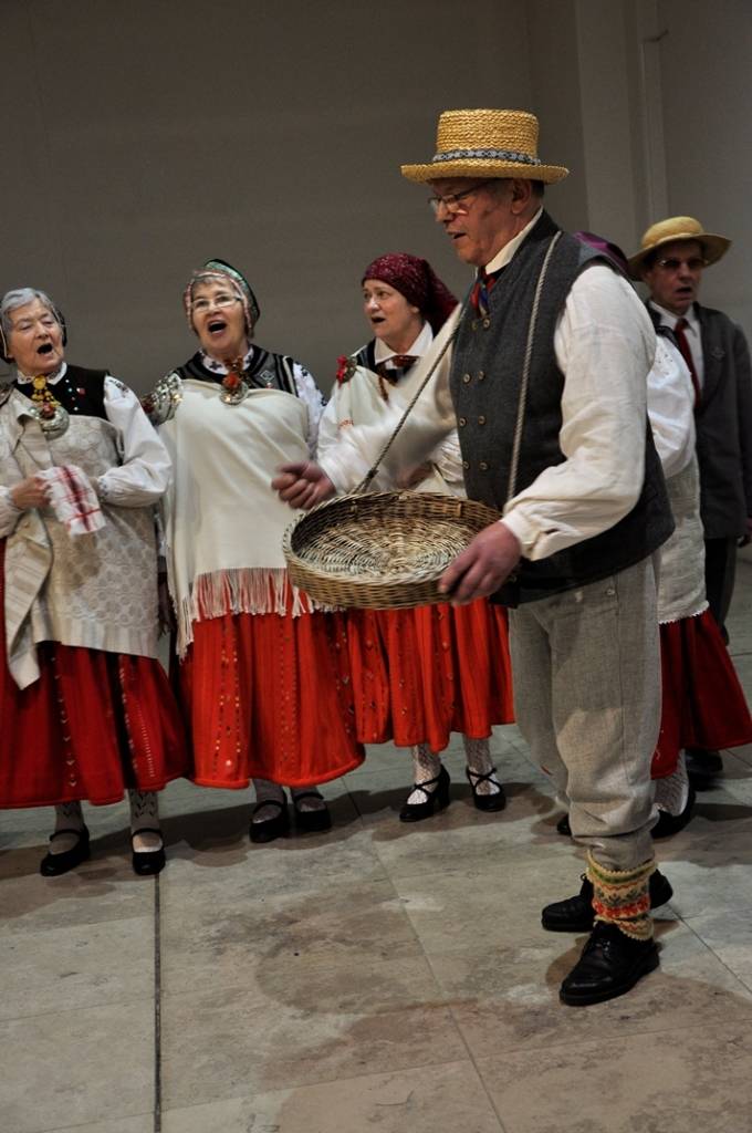 Nīcas etnogrāfiskais ansamblis ar sagatavoto programmu "Maizes ceļš" 16. februārī kuplināja izstādi Radošajā darbnīcā "Maize. Identitāte?", kas notika Rīgā, Latvijas Nacionālā mākslas muzeja izstāžu zālē "Arsenāls".
Nīcenieki maizes...
Autors: ReKurZeme, portāls