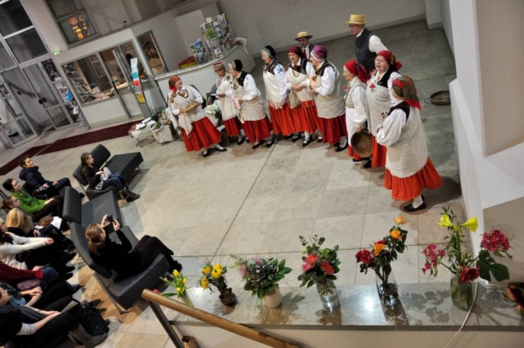 Nīcas etnogrāfiskais ansamblis ar sagatavoto programmu "Maizes ceļš" 16. februārī kuplināja izstādi Radošajā darbnīcā "Maize. Identitāte?", kas notika Rīgā, Latvijas Nacionālā mākslas muzeja izstāžu zālē "Arsenāls".
Nīcenieki maizes...
Autors: ReKurZeme, portāls
