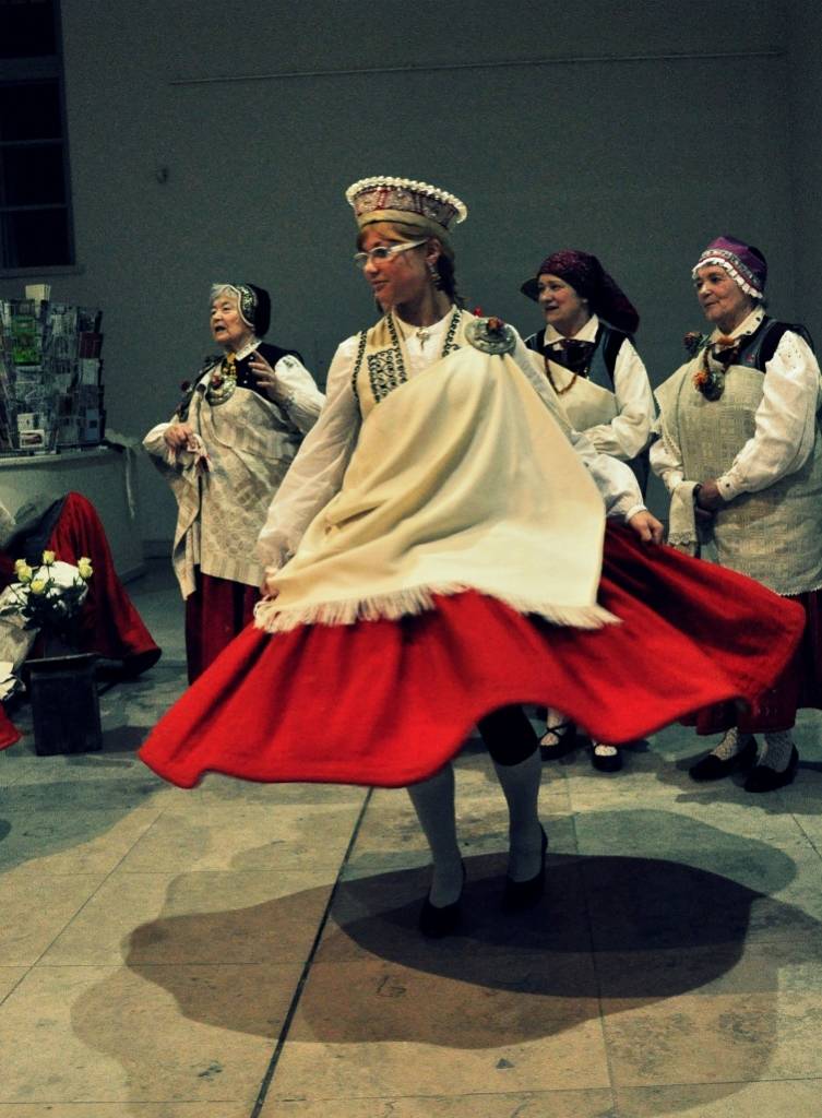 Nīcas etnogrāfiskais ansamblis ar sagatavoto programmu "Maizes ceļš" 16. februārī kuplināja izstādi Radošajā darbnīcā "Maize. Identitāte?", kas notika Rīgā, Latvijas Nacionālā mākslas muzeja izstāžu zālē "Arsenāls".
Nīcenieki maizes...
Autors: ReKurZeme, portāls