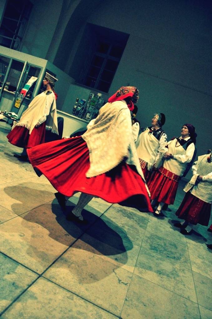 Nīcas etnogrāfiskais ansamblis ar sagatavoto programmu "Maizes ceļš" 16. februārī kuplināja izstādi Radošajā darbnīcā "Maize. Identitāte?", kas notika Rīgā, Latvijas Nacionālā mākslas muzeja izstāžu zālē "Arsenāls".
Nīcenieki maizes...
Autors: ReKurZeme, portāls