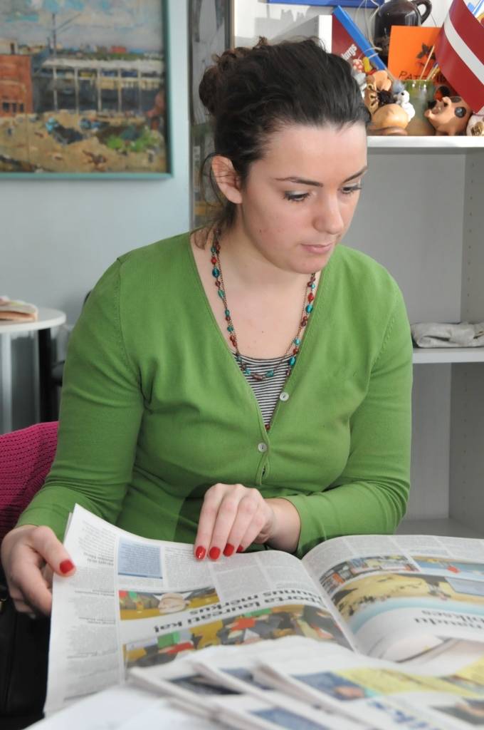 Arī "Kursas Laika" redakcija trešdien, Ēnu dienā, dod iespēju jauniešiem ielūkoties nākotnes profesijas aspektos. Laikraksta redaktore Kristīne Harmsena Liepājas mākslas vidusskolas audzēknei Montai Glumanei pastāstīja par avīzes...
Autors: ReKurZeme, portāls