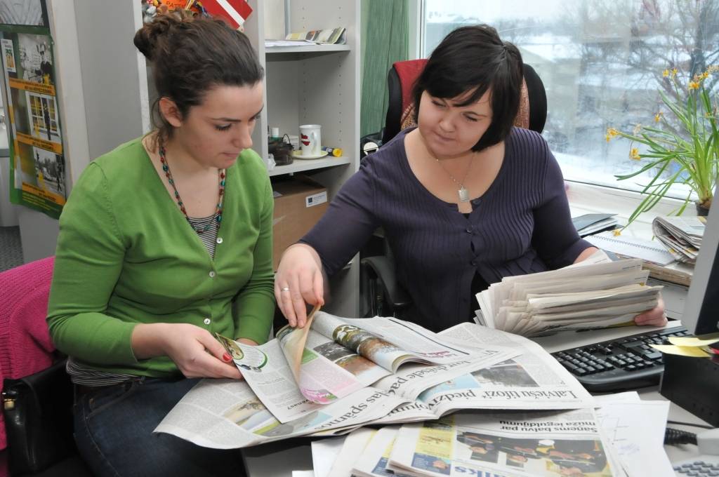 Arī "Kursas Laika" redakcija trešdien, Ēnu dienā, dod iespēju jauniešiem ielūkoties nākotnes profesijas aspektos. Laikraksta redaktore Kristīne Harmsena Liepājas mākslas vidusskolas audzēknei Montai Glumanei pastāstīja par avīzes...
Autors: ReKurZeme, portāls