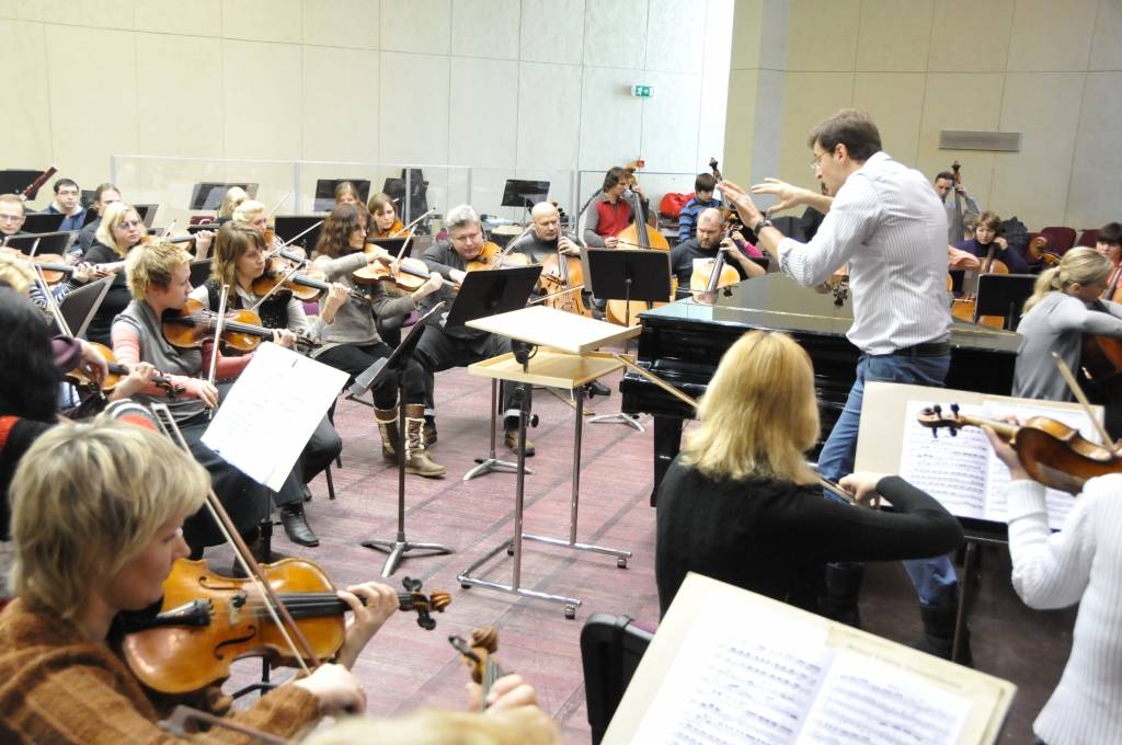 Liepājas simfoniskais orķestris (LSO) Latvijas Nacionālās operas galvenā diriģenta Modesta Pitrena vadībā gatavojas koncertam "Vīnes klasika". Tas 7. februārī skanēs Rīgā, Lielajā Ģildē, bet 8. februārī pulksten 19 Liepājas Latviešu...
Autors: ReKurZeme, portāls