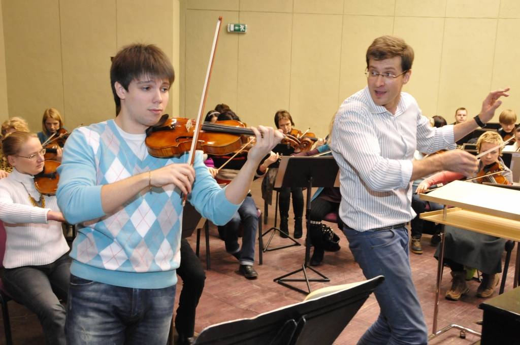 Liepājas simfoniskais orķestris (LSO) Latvijas Nacionālās operas galvenā diriģenta Modesta Pitrena vadībā gatavojas koncertam "Vīnes klasika". Tas 7. februārī skanēs Rīgā, Lielajā Ģildē, bet 8. februārī pulksten 19 Liepājas Latviešu...
Autors: ReKurZeme, portāls
