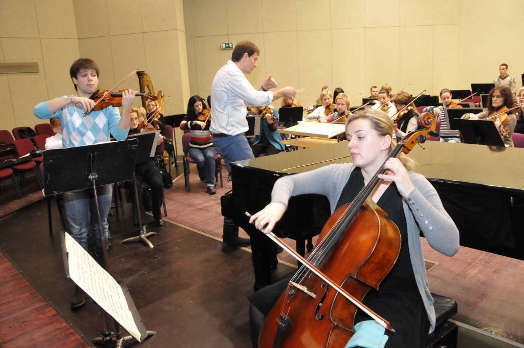 Liepājas simfoniskais orķestris (LSO) Latvijas Nacionālās operas galvenā diriģenta Modesta Pitrena vadībā gatavojas koncertam "Vīnes klasika". Tas 7. februārī skanēs Rīgā, Lielajā Ģildē, bet 8. februārī pulksten 19 Liepājas Latviešu...
Autors: ReKurZeme, portāls