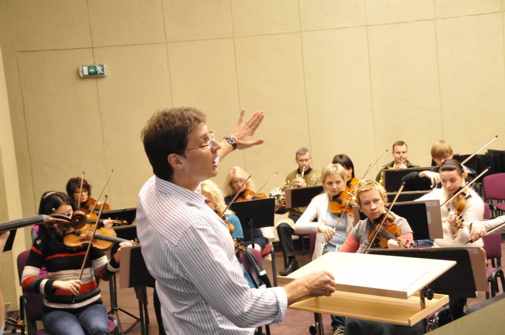 Liepājas simfoniskais orķestris (LSO) Latvijas Nacionālās operas galvenā diriģenta Modesta Pitrena vadībā gatavojas koncertam "Vīnes klasika". Tas 7. februārī skanēs Rīgā, Lielajā Ģildē, bet 8. februārī pulksten 19 Liepājas Latviešu...
Autors: ReKurZeme, portāls
