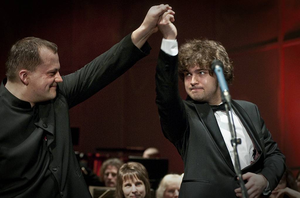 Pianists Luks Geņušs (pa labi) un diriģents Atvars Lakstīgala.
Autors: Aigars Prūsis