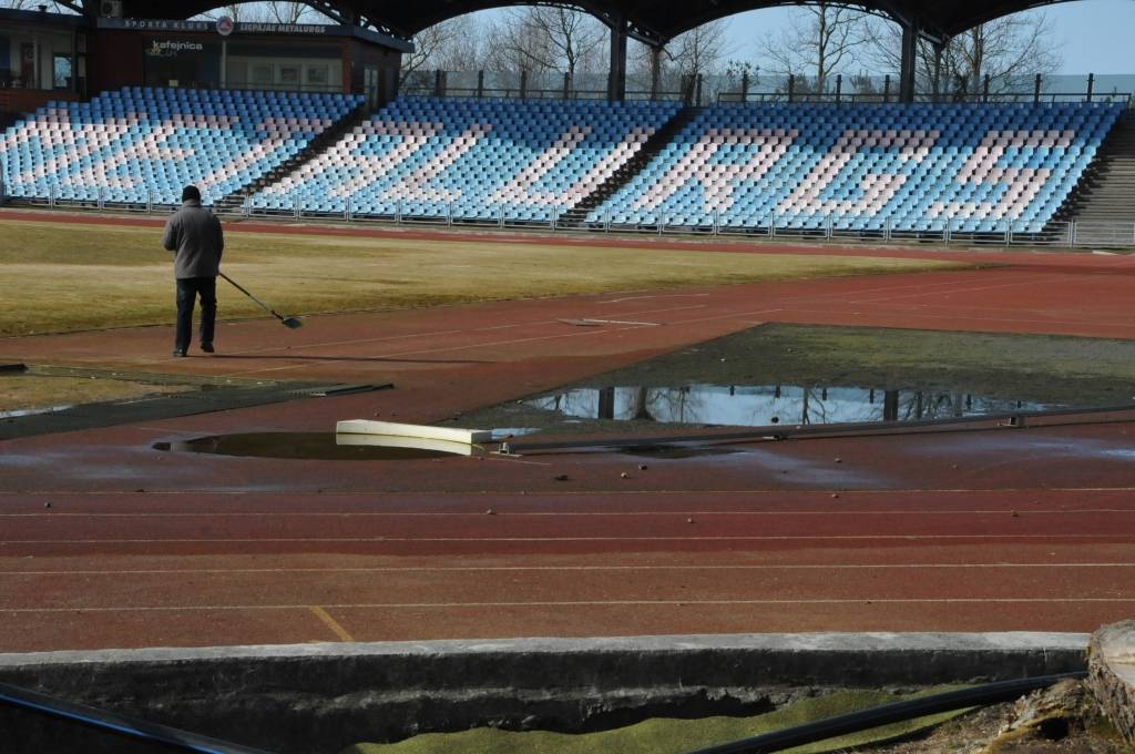 Liepājas stadions "Daugava" pamazām žūst un gatavojas jaunajai sezonai.
