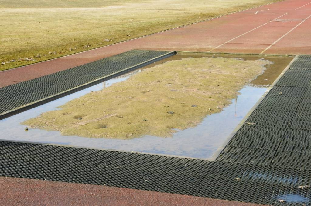 Liepājas stadions "Daugava" pamazām žūst un gatavojas jaunajai sezonai.