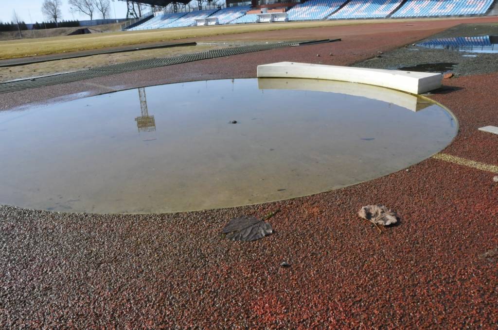 Liepājas stadions "Daugava" pamazām žūst un gatavojas jaunajai sezonai.
