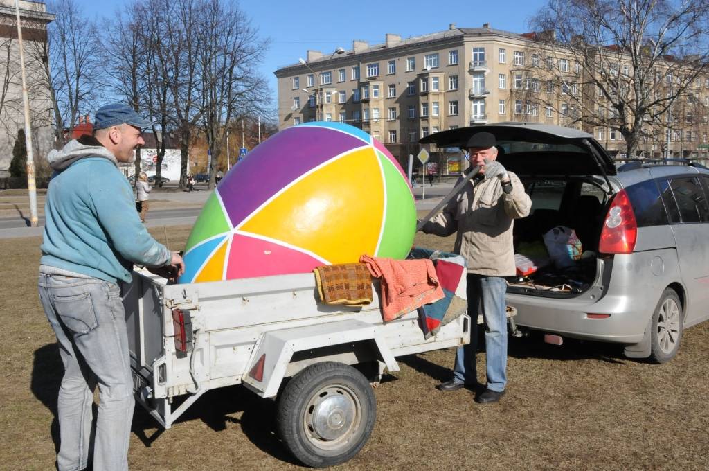 Jau mazāk nekā divas nedēļas atlikušas līdz Lieldienām, kas šogad būs 8. un 9. aprīlī. Liepājā no šīs nedēļas sāk uzstādīt svētku rotājumus. Pirmdienas rītā lielo "olu" steidza uzlikt skvērā pie Rožu laukuma.
Autors: ReKurZeme, portāls