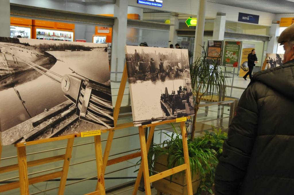 No 19. marta tirdzniecības centrā "Rimi Ostmala" Liepājā skatāmas desmit Pētera Jaunzema lielformāta fotogrāfijas no personīgā arhīva un Liepājas muzeja krājumiem par Liepājas ostas jaunāko laiku vēsturi.
Autors: ReKurZeme, portāls