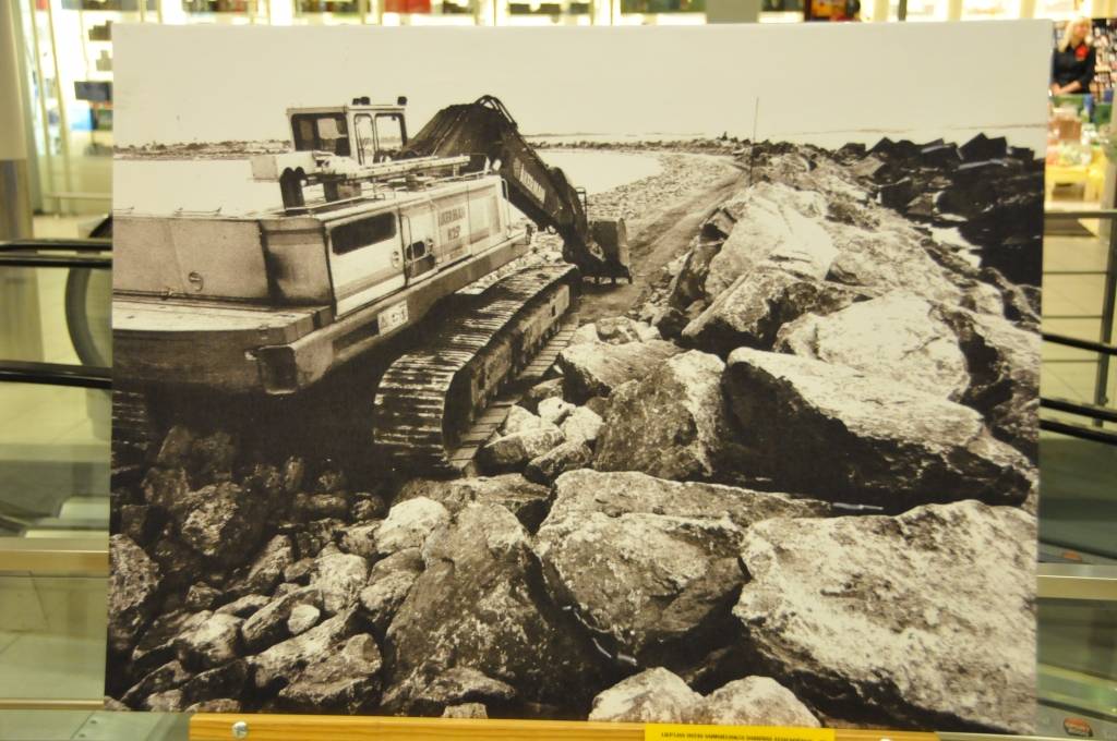 No 19. marta tirdzniecības centrā "Rimi Ostmala" Liepājā skatāmas desmit Pētera Jaunzema lielformāta fotogrāfijas no personīgā arhīva un Liepājas muzeja krājumiem par Liepājas ostas jaunāko laiku vēsturi.
Autors: ReKurZeme, portāls