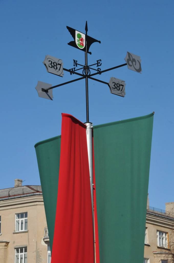 Liepāja 18. martā svinēs 387. dzimšanas dienu un jau tērpusies svētku rokā, izmantojot karoga krāsas - sarkano un zaļo.
Autors: ReKurZeme, portāls