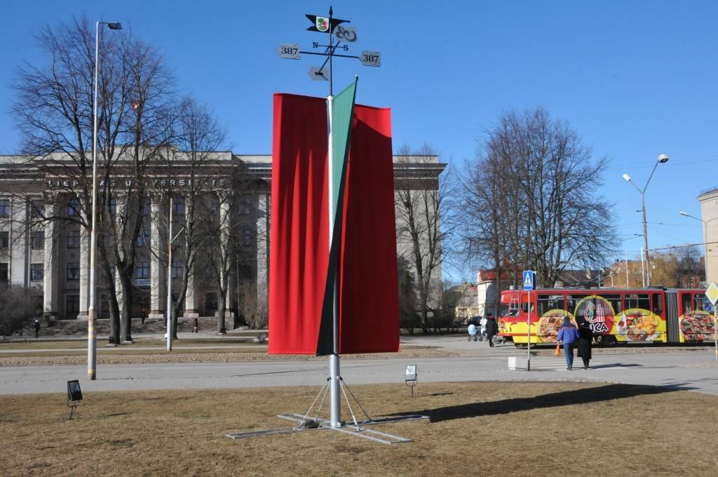 Liepāja 18. martā svinēs 387. dzimšanas dienu un jau tērpusies svētku rokā, izmantojot karoga krāsas - sarkano un zaļo.
Autors: ReKurZeme, portāls