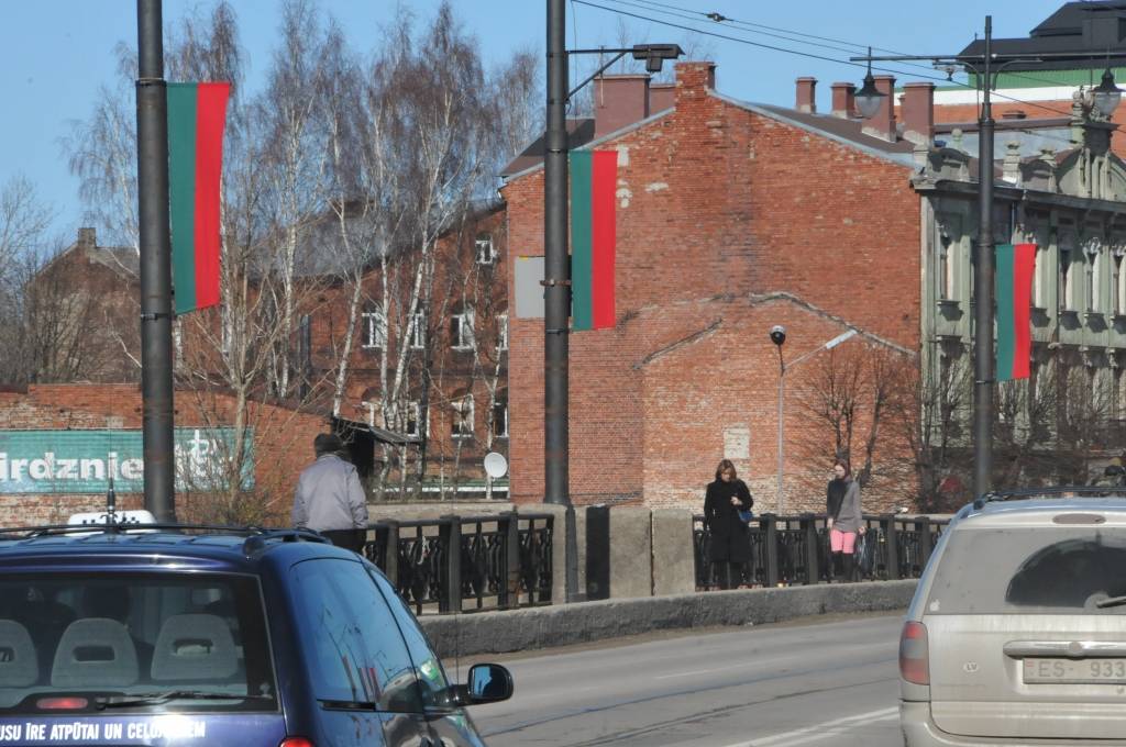 Liepāja 18. martā svinēs 387. dzimšanas dienu un jau tērpusies svētku rokā, izmantojot karoga krāsas - sarkano un zaļo.
Autors: ReKurZeme, portāls