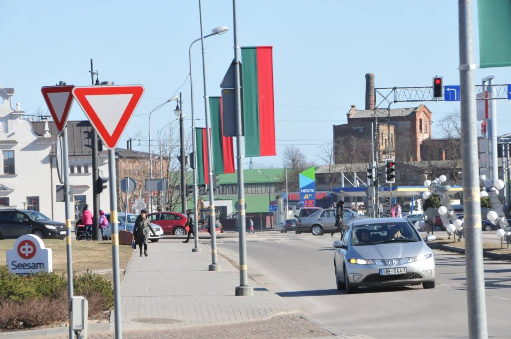 Liepāja 18. martā svinēs 387. dzimšanas dienu un jau tērpusies svētku rokā, izmantojot karoga krāsas - sarkano un zaļo.
Autors: ReKurZeme, portāls
