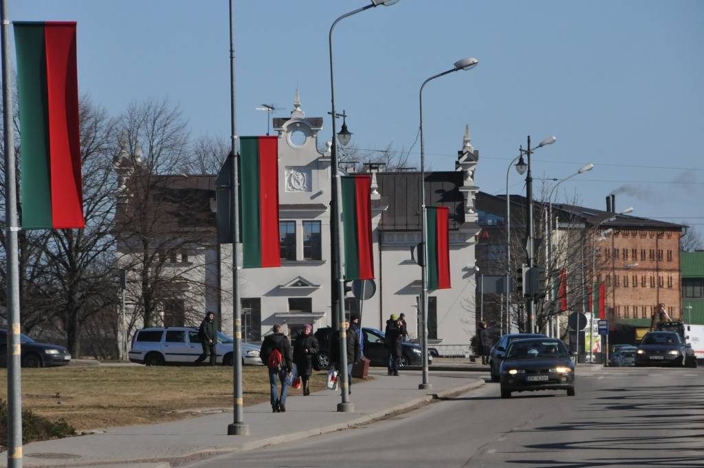 Liepāja 18. martā svinēs 387. dzimšanas dienu un jau tērpusies svētku rokā, izmantojot karoga krāsas - sarkano un zaļo.
Autors: ReKurZeme, portāls