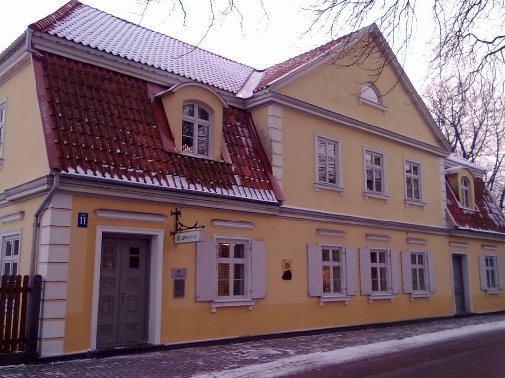 Ēka Ventspilī, Pils ielā 11, kur vēsturiski atradies rentejs un Ventspils Navigācijas skola.