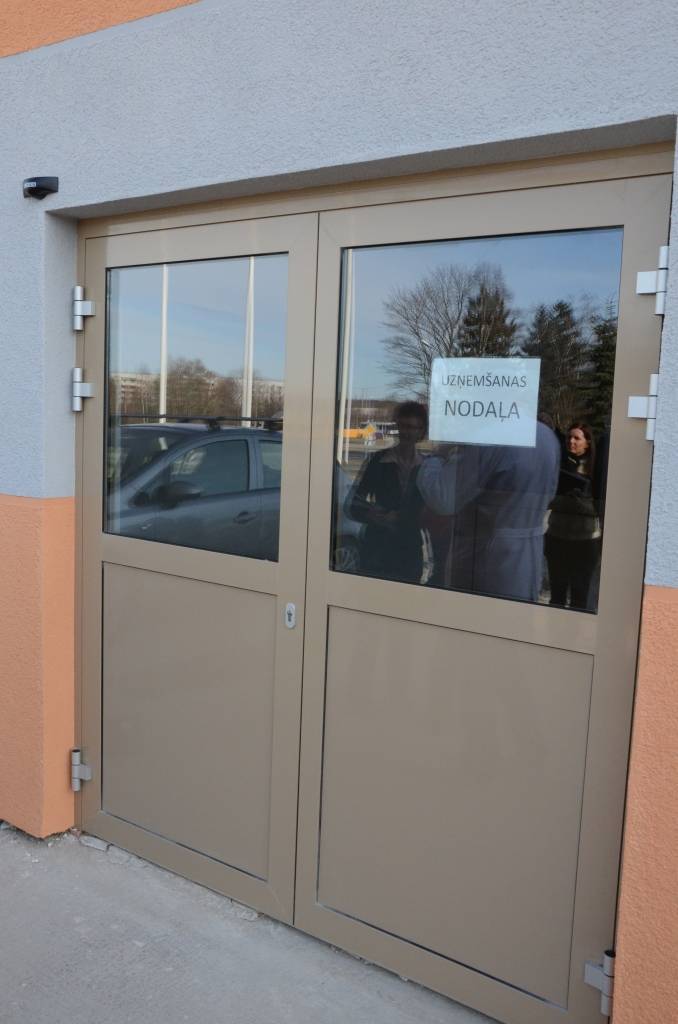 Pa šīm durvīm var nokļūt tālāk Traumpunktā, iestāties slimnīcā utt. Pie šīm durvīm drīkst piebraukt ar savu transportu, taču nedrīkst ilgstoši stāvēt.
Autors: Uldis Dobelis