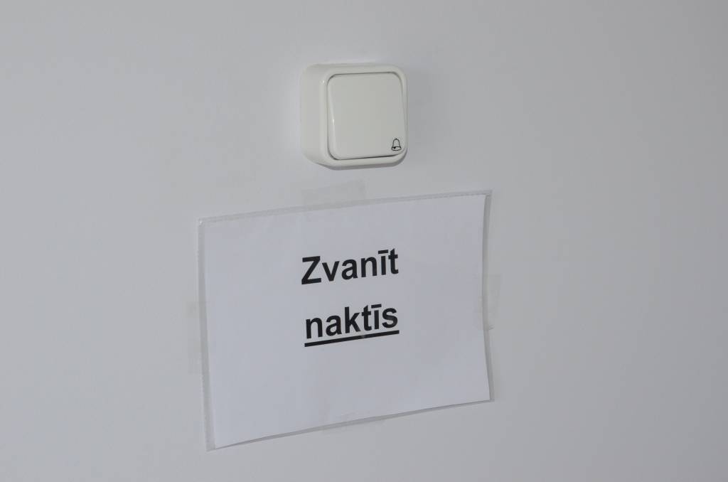 Nākamās durvis arī ir automātiskās, bet uz nakti tiek slēgtas. Tad jāpiezvana.
Autors: Uldis Dobelis