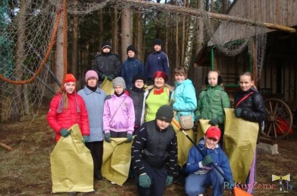 Pirms jūras malas un kāpu zonas uzkopšanas talcinieki no Nīcas vidusskolas uz mirkli piestāja Galdnieku sēta, lai saņemtu maisus un laba vēlējumus darbīgai dienai...

Ausma Dzintare
Nīcas novads 