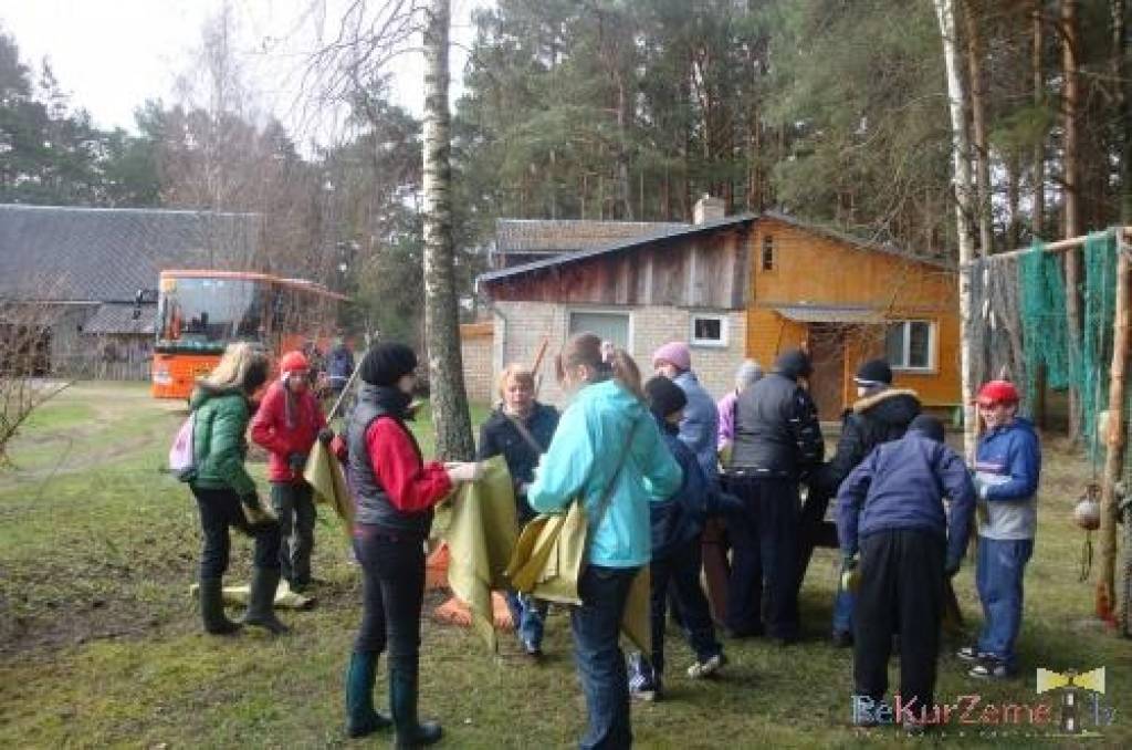 Pirms jūras malas un kāpu zonas uzkopšanas talcinieki no Nīcas vidusskolas uz mirkli piestāja Galdnieku sēta, lai saņemtu maisus un laba vēlējumus darbīgai dienai...
Ausma Dzintare
Nīcas novads "Galdnieki"
Autors: ReKurZeme, portāls
