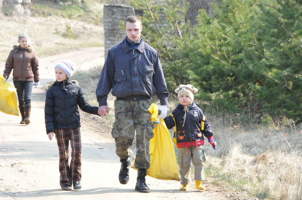 Pusdesmitos no rīta daļa talcinieku Bernātos jau izklīduši pa jūrmalu un slavenajām vigām, kur tās lielās lazdas aug (vigas ir ielejas starp kangariem, kas savukārt ir kāpas). Svetlana Pūķe, kas talciniekiem gatavo skābeņu zupu, pērn tajās...
Autors: Ilze Vainovska