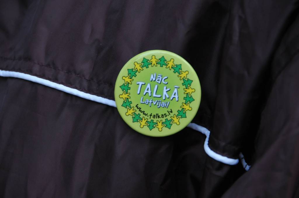 Pusdesmitos no rīta daļa talcinieku Bernātos jau izklīduši pa jūrmalu un slavenajām vigām, kur tās lielās lazdas aug (vigas ir ielejas starp kangariem, kas savukārt ir kāpas). Svetlana Pūķe, kas talciniekiem gatavo skābeņu zupu, pērn tajās...
Autors: Ilze Vainovska
